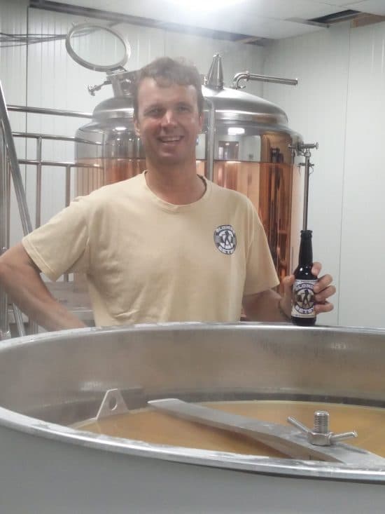 Brouwer Jürgen Tavernier in de proefbrouwerij